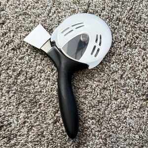 Pampered Chef Black Pizza Cutter